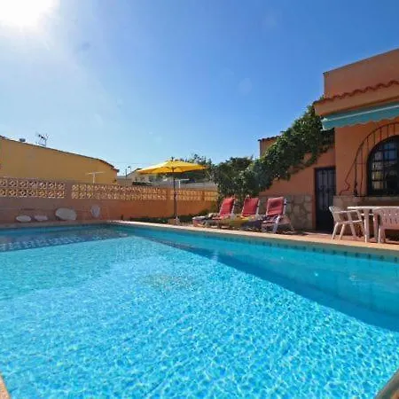 Villa Sleeps 5 With Pool Air Con And Wifi