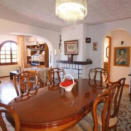Villa Sleeps 5 With Pool Air Con And Wifi *